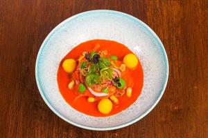 soupe gaspacho de tomates aux herbes photo