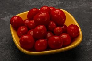 tomates cerises marinées dans le bol photo