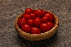 tomates cerises marinées dans le bol photo