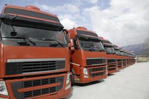 camions de flotte d'entreprise alignés photo