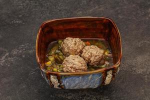 soupe aux légumes et boulettes de viande photo