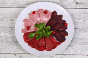 assiette de viande avec saucisses de cheval, boeuf et poulet photo