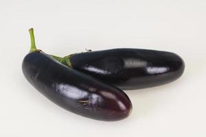 Aubergine mûre isolée sur blanc photo