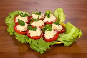 tranches de tomates au fromage servi persil photo