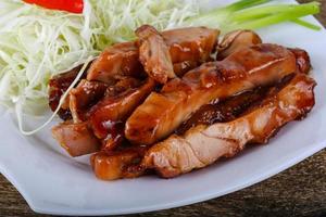 poulet teriyaki sur assiette photo