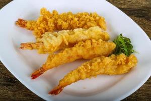 tempura de crevettes sur assiette photo