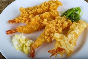 tempura de crevettes sur assiette photo