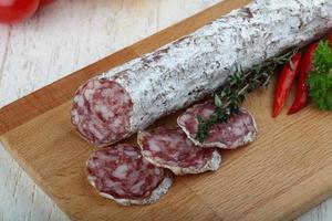 saucisse de salami à bord photo