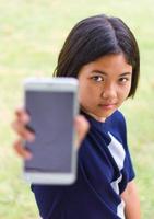 jeune fille a déposé un téléphone portable. photo