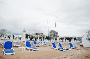 plage ensoleillée sur la mer noire en bulgarie. vacances de voyage de vacances d'été. transats. photo