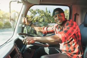 chauffeur de camion homme souriant confiant dans l'assurance et le service de fret de camion photo