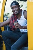 chauffeur de camion homme souriant confiant dans le transport de fret d'assurance photo