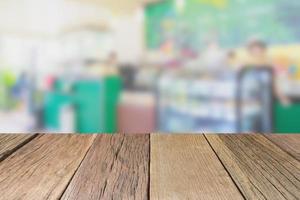 vue de dessus de table en bois vide avec fond de café flou, utilisé pour le montage ou l'affichage de vos produits photo