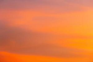 beau coucher de soleil lever de soleil avec ciel nuageux avec lumière dramatique pour fond d'écran photo