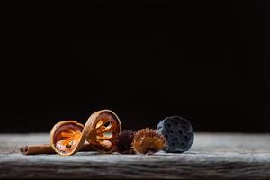 mise au point sélective de coings séchés et de bâtons de cannelle sur fond sombre en bois photo