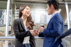 gros plan de jeunes femmes d'affaires heureuses et d'un homme d'affaires intelligent avec un smartphone et une tasse de café à la main photo