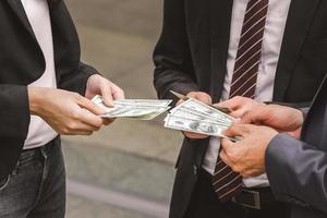 jeunes gens d'affaires avec de l'argent en main, concept financier photo