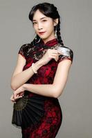 belle femme asiatique en cheongsam photo