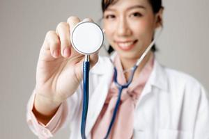 portrait d'une jolie jeune femme médecin en blouse blanche. photo