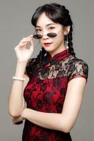 belle femme asiatique en cheongsam photo