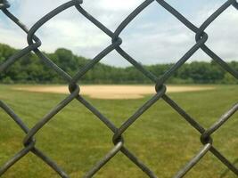 terrain de baseball derrière une clôture photo