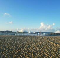 eau de mer et vagues avec du sable sur la plage à isabela, porto rico photo