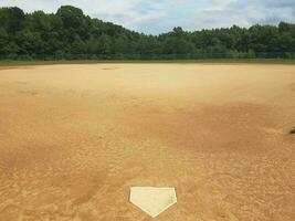 terrain de baseball avec de la terre photo