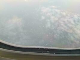glace sur un hublot d'avion photo