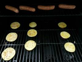 saucisses et aubergines sur un gril photo