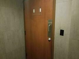 porte de salle de bain ou de toilette verrouillée avec des carreaux gris photo