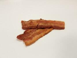 tranche de bacon ou viande sur une surface ou une table blanche photo