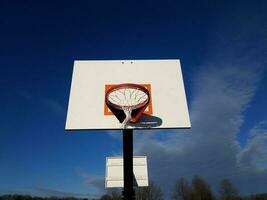 panier de basket avec panneau, rebord et filet photo