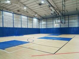 terrain de basket avec plancher de bois dans la salle de sport photo