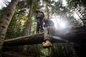 jeune couple randonneurs avec des tasses thermos en forêt, voyageurs dans les mauntains buvant du thé ou du café photo