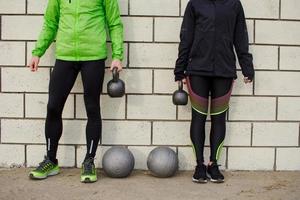 groupe de jeunes s'entraînant à l'extérieur, exercices de coureurs, arrière-plan mer ou rivière photo