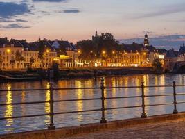 la ville de maastricht au bord de la maas photo