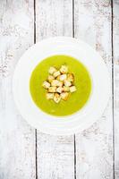 soupe à la crème maison avec brocoli et croûtons photo