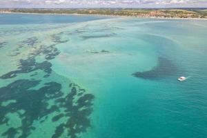 vue aérienne des récifs de maragogi, zone de protection de l'environnement de la côte corallienne, maragogi, alagoas, brésil. photo