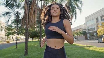 coureur de femme latine courant dans la rue de la ville. formation de jogger féminin. mode de vie sain et actif. photo