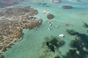 vue aérienne des récifs de maragogi, zone de protection de l'environnement de la côte corallienne, maragogi, alagoas, brésil. photo