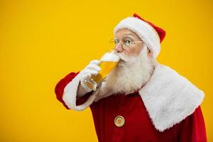 le père noël boit un verre de bière. temps de repos. boisson alcoolisée pendant les vacances. boire avec modération. bière artisanale. joyeux Noël. photo