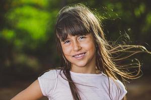 portrait de souriante belle jeune fille à la ferme. fille à la ferme en été. activité de jardinage. brésilienne. photo