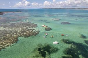 vue aérienne des récifs de maragogi, zone de protection de l'environnement de la côte corallienne, maragogi, alagoas, brésil. photo