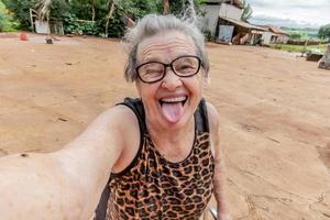 agricultrice âgée prenant un selfie. photo