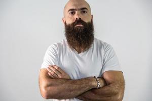 homme barbu regardant la caméra. concept de masculinité et soin de la barbe. pointant du doigt, approuvant ou indiquant. photo