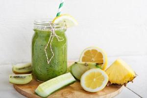 smoothie vert bio frais avec salade, pomme, concombre, ananas photo