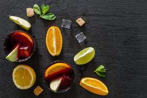 ingrédients de la sangria - tranches d'orange, de citron et de lime, vin photo
