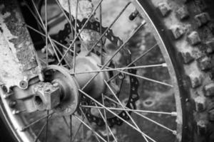 Close up fragment monochrome de roue de vélo de motocross sport avant photo