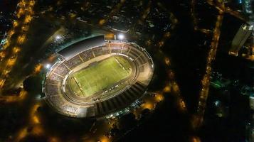 brésil, juillet 2019 - vue aérienne du stade santa cruz botafogo la nuit. photo