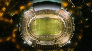 brésil, juillet 2019 - vue aérienne du stade santa cruz botafogo la nuit. photo